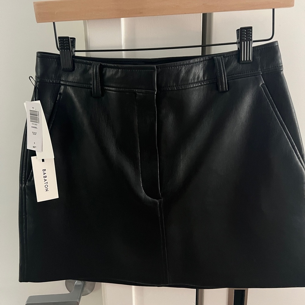 Aritzia Babaton Chisel Skirt – Size 6 (Black) | NWT